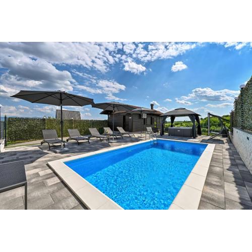 AquaHaven With Private Pool And Wellness - Happy Rentals