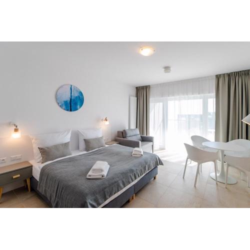 Aquamarina Prima Holiday Studios by the BEACH by Noclegi Renters