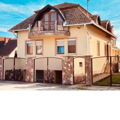 Aranyló apartmanház