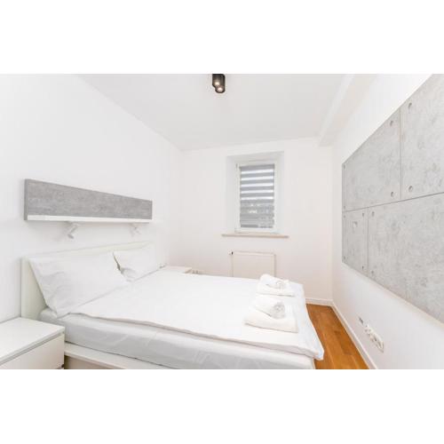 Ariańska Comfort Apartment by BookingHost