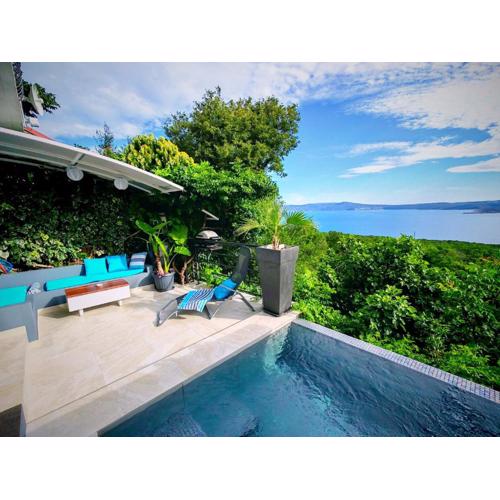 Art Gallery House with a small relaxing pool
