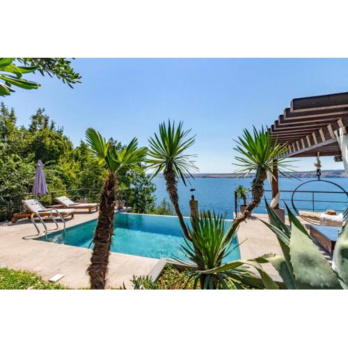 Artistic Beach House with Pool