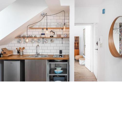 Artistic Flat With Entresol - 5' Market Square - by Upstairs