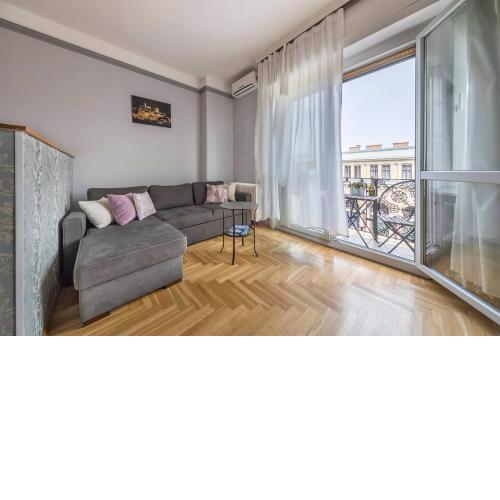 Astoria Balcony Apartment
