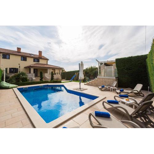 Atemberaubende Villa mit Pool, Jacuzzi, Sauna, Panoramablick, eigener Taverne, Spielplatz, Kamin