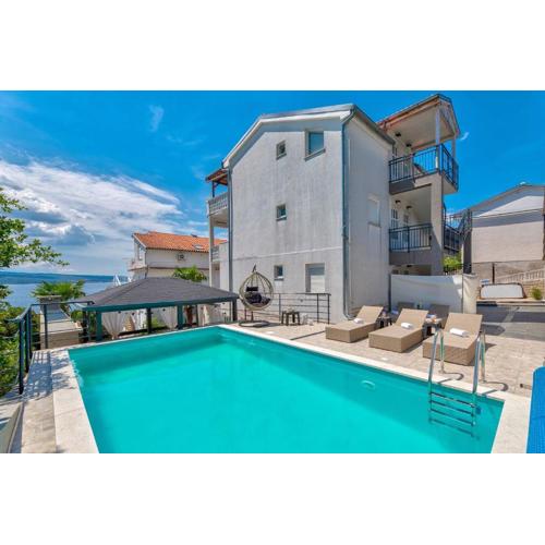 Atemberaubendes Apartment 150 Meter zum Strand mit Jacuzzi, Meerblick, Pool, Billardtisch