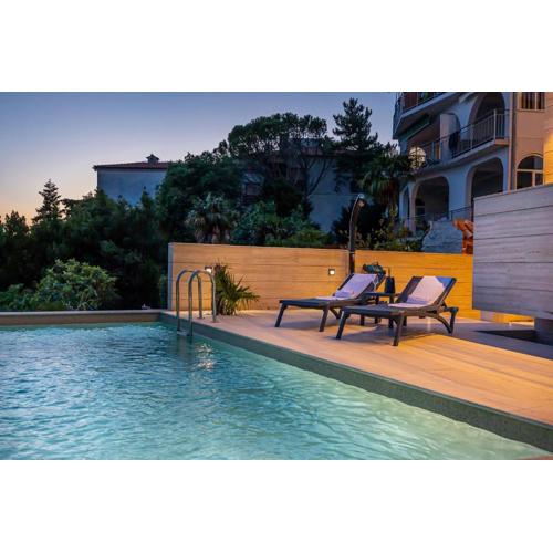 Atemberaubendes Apartment direkt am Meer mit Pool, Meerblick, Aussendusche, Liegen