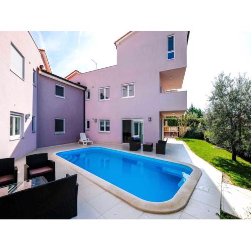 Attractive Apartment in Banjole with Swimming Pool , cleaning included