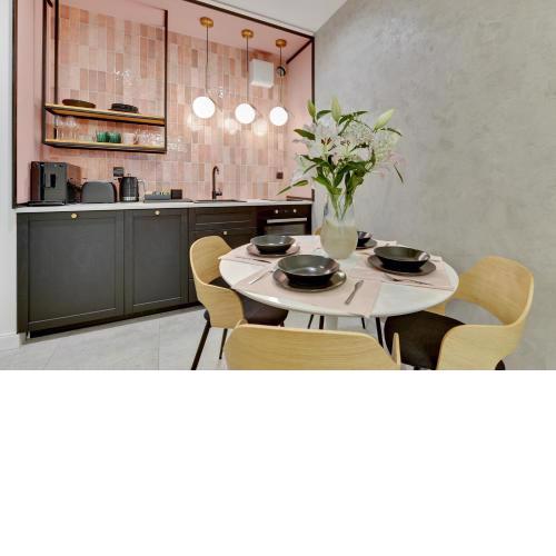 Aura III Apartments & Free Parking by Downtown Apartments