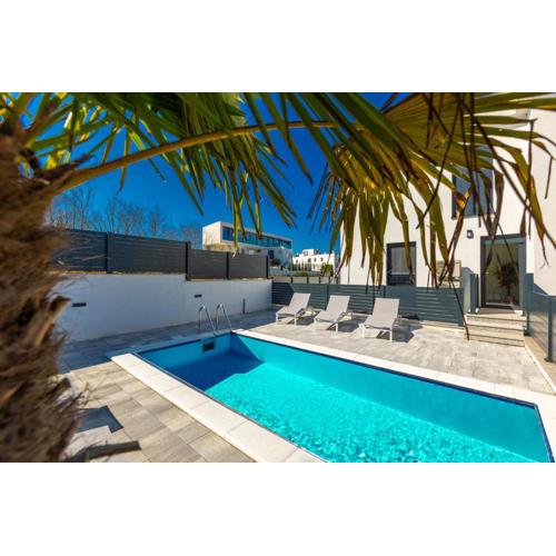 Aura Malinska - private pool