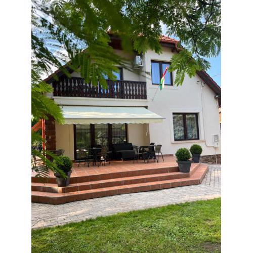 Aventurin House ***