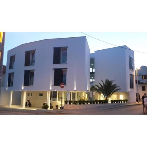 Avis Hotel
