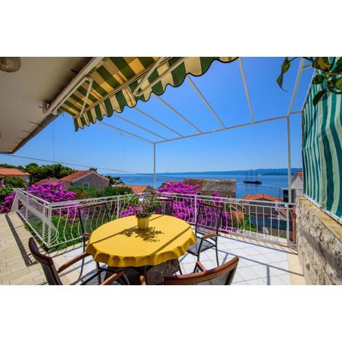 Award winning Garden Apartment with large Terrace and amazing Seaview