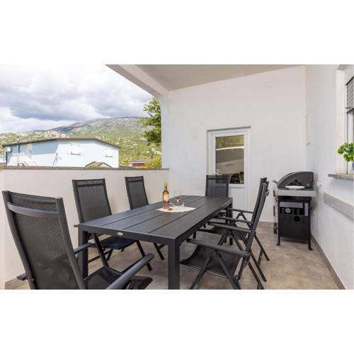 Awesome Apartment In Cesarica With Wifi