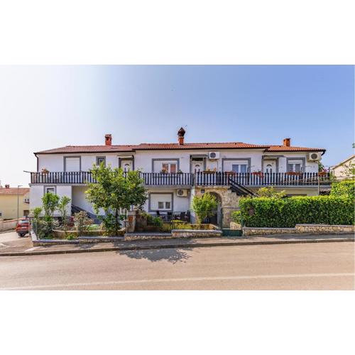 Awesome Apartment In Liznjan With Wifi