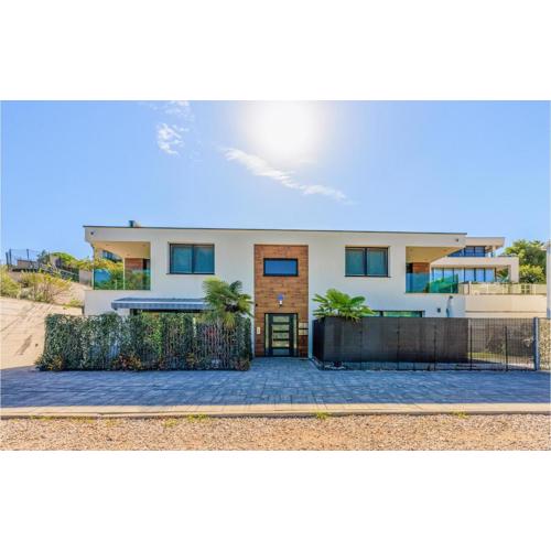 Awesome Apartment In Malinska With Wifi