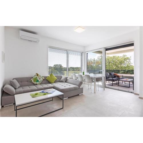 Awesome Apartment In Stinjan