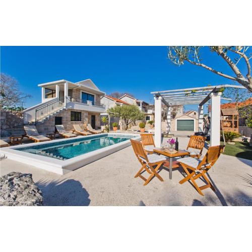 Awesome Home In Bogomolje With Kitchen