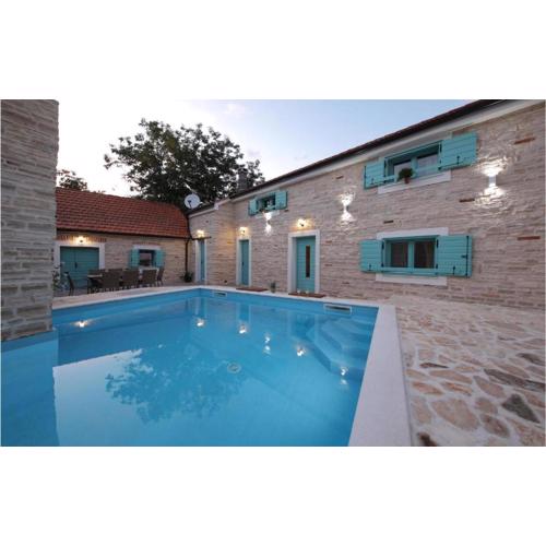Awesome Home In Donje Rastane