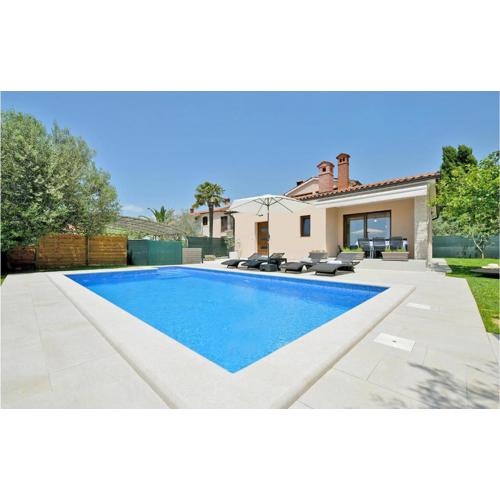 Awesome Home In Galizana