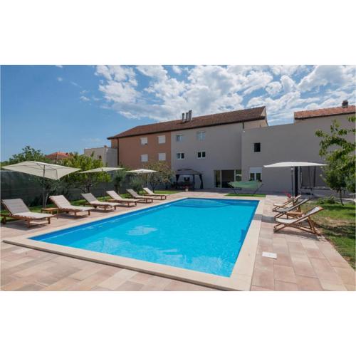 Awesome Home In Imotski With Jacuzzi