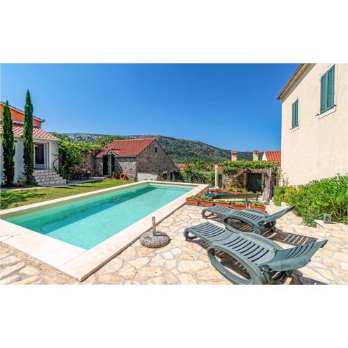 Awesome Home In Kuna Peljeska With Wifi