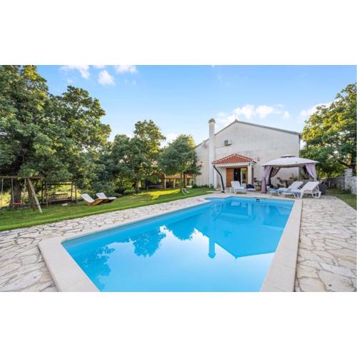 Awesome Home In Lozovac With Jacuzzi