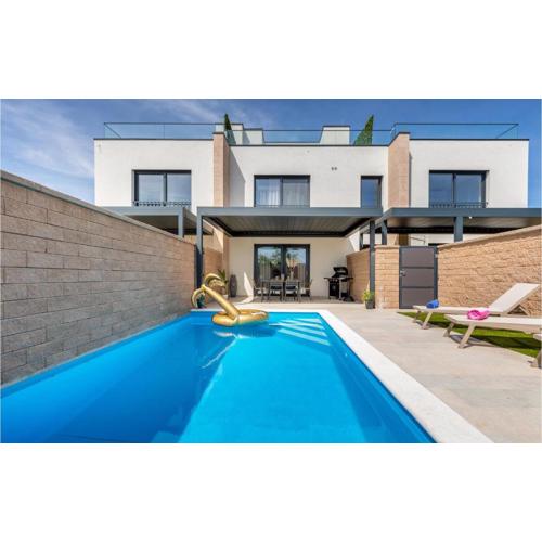 Awesome Home In Peroj With Sauna