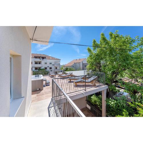 Awesome Home In Pirovac With Kitchen