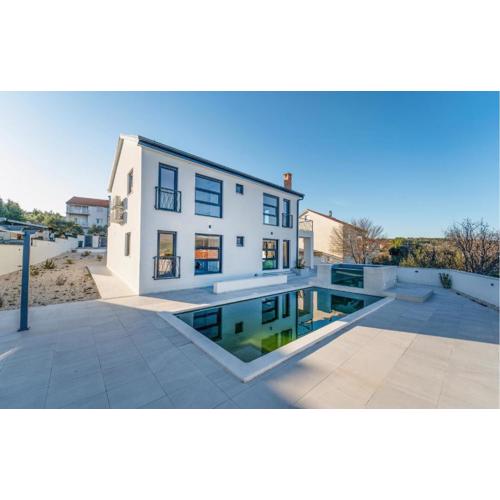 Awesome Home In Pridraga With Jacuzzi
