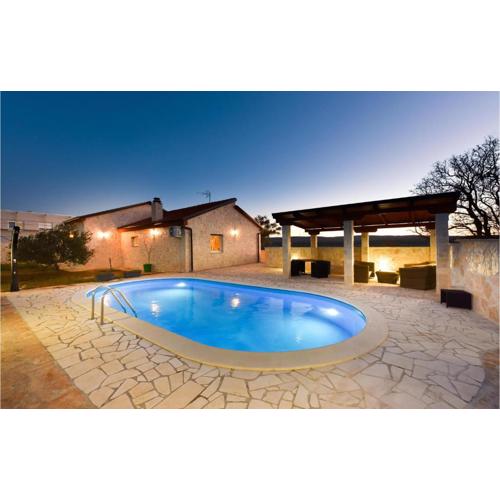 Awesome Home In Pridraga With Wifi