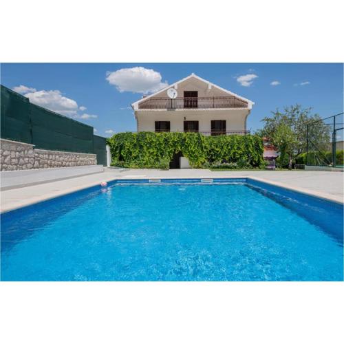 Awesome Home In Runovic With Wifi