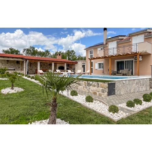 Awesome Home In Ruzic With Jacuzzi
