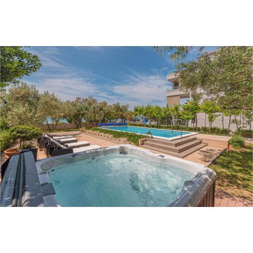 Awesome Home In Srima With Jacuzzi