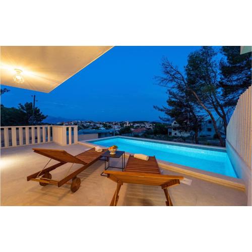 Awesome Home In Sumartin