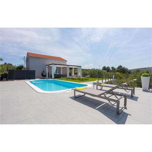 Awesome Home In Sutivan
