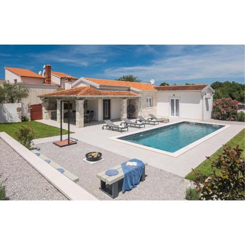 Awesome Home In Sveti Lovrec Pazenati