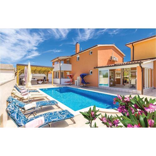 Awesome Home In Vodnjan With Jacuzzi