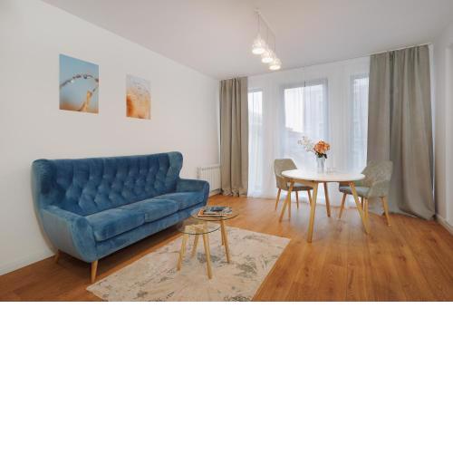 Azure - Cozy City Center Apartment with Balcony