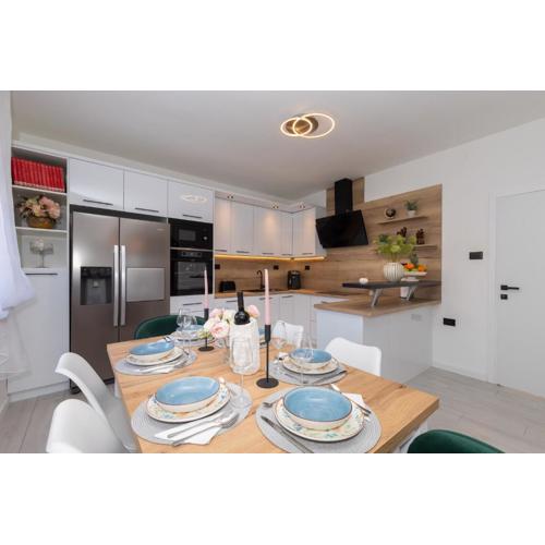 Azuris - Modern Sea View Apartment, Steps from the Center and Beach