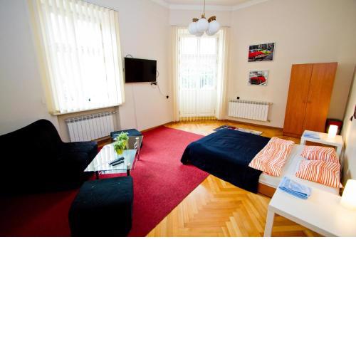 B MOVIE Guest Rooms