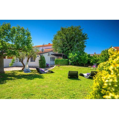 Baeutiful Villa Simona with garden in Medulin