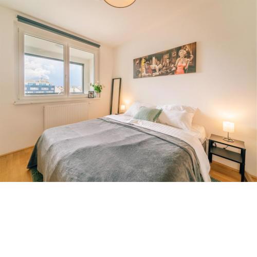 Balcony Apartment, 1 min to Metro, Perfect for Long Stay