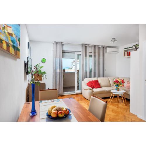 Beach apartment comfortable, balcony, sea view, garage Marija
