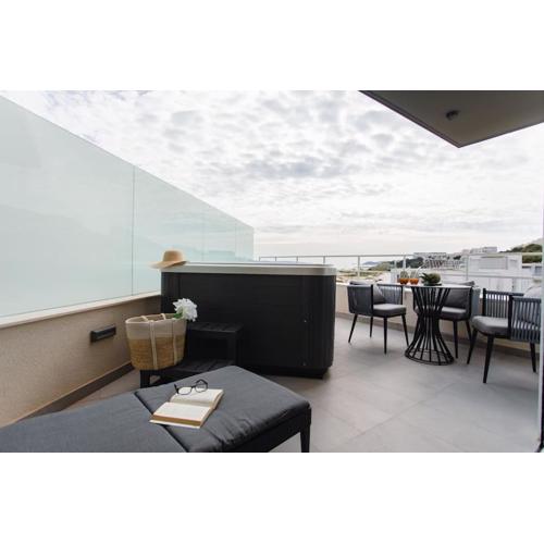 Beach front apt Maal, private spa & parking