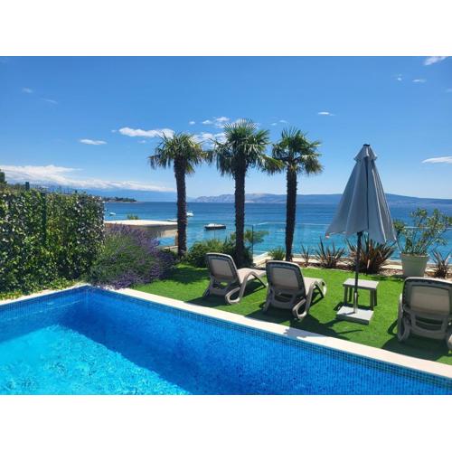 BEACH FRONT VILLA FRAN - DELUXE SUITE with private pool