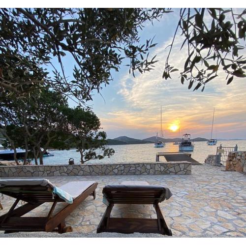 Beach house Danica - resort & tavern BAIN, free transport, pool, Island of Žut - Kornati