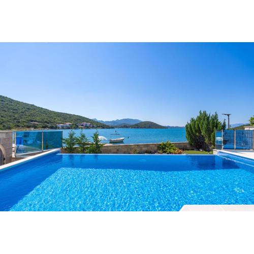 Beachfront Apartment house Hon with pool