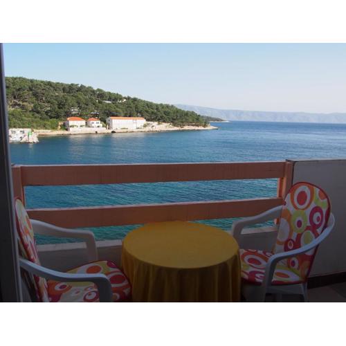Beachfront Apartment Jelsa