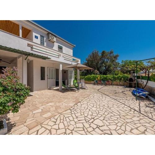 Beachfront Holiday Home with Hot Tub, Terrace, and Sea Views in Vinišće